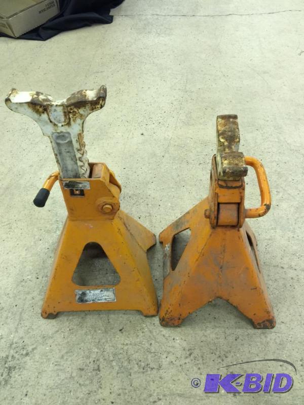 lot 39 image: 2 Orange Jack Stands