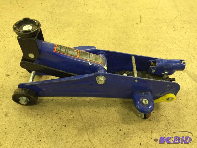 lot 40 image: Blue Hydraulic Jack