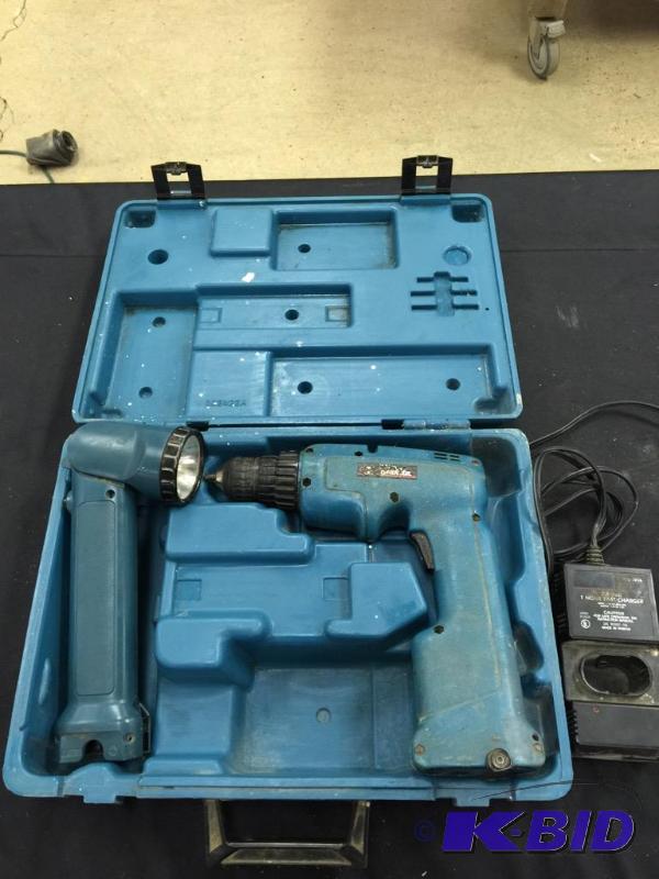 lot 53 image: Makita 7.2V Drill & Light With Charger