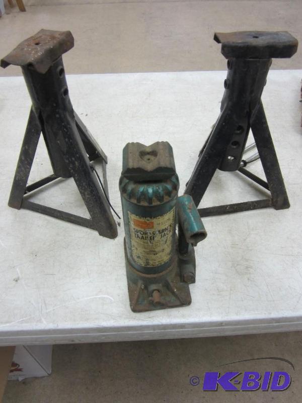 lot 72 image: Sportsman trailer jack and jack stands