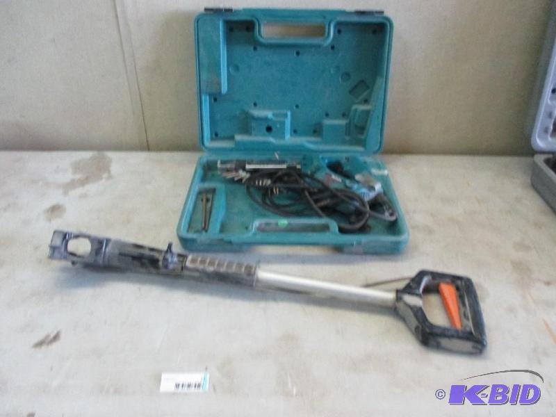 Makita self feed sheetrock screw gun with ext...