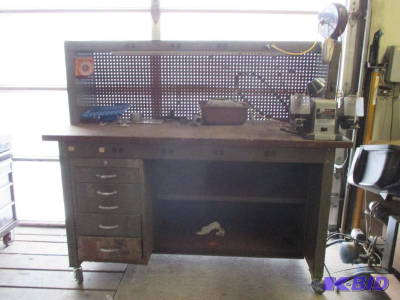 Tool bench on casters, comes with cord reel, ...