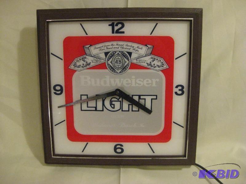 lot 23 image: RARE Budweiser Light Clock..WORKS..1982 BEFOR...