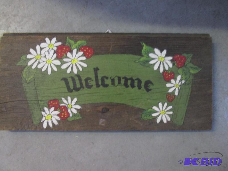 lot 34 image: 16in x 7in wooden welcome sign with daises an...