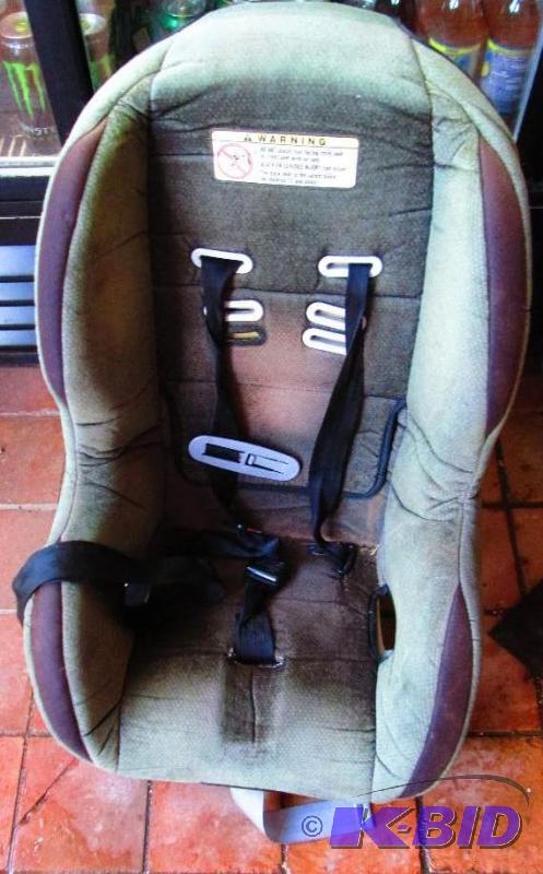 lot 40 image: green car seat...