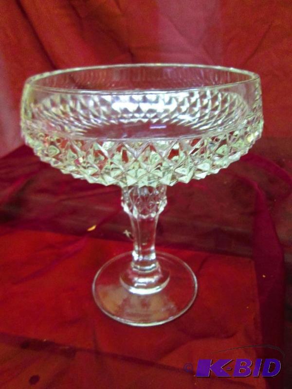 lot 51 image: Glass decorative holder....top is 7 inches ac...