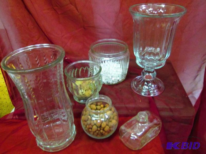 lot 57 image: Decorative glass vases, the tallest one in ba...