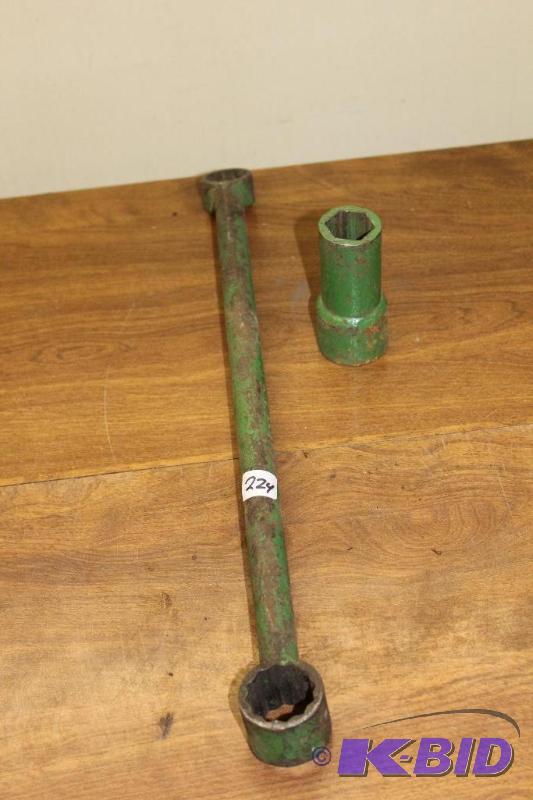 lot 224 image: Antique John Deere Tractor  Implement Tools&...