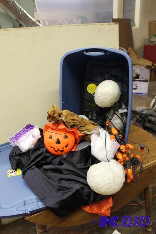 lot 512 image: Fog Machine &nbspHalloween Decorations ...