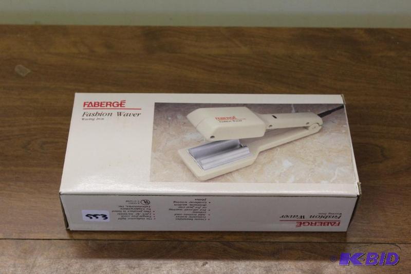 lot 553 image: Fashion Weaver, New In Box ...