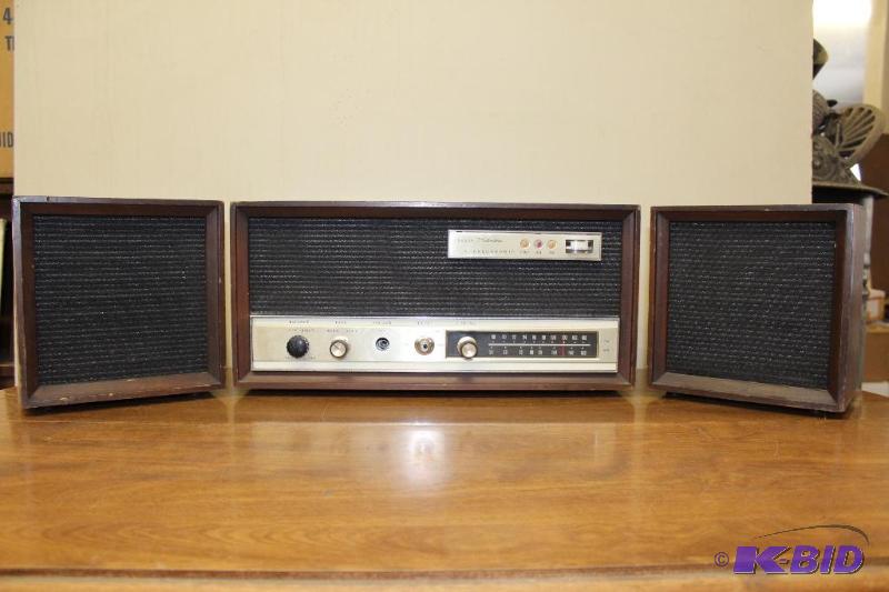 lot 576 image: Vintage AMFM Radio ...