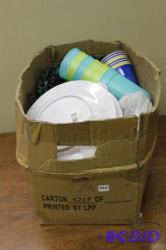 lot 595 image: Plastic Plates  Picnic Set ...