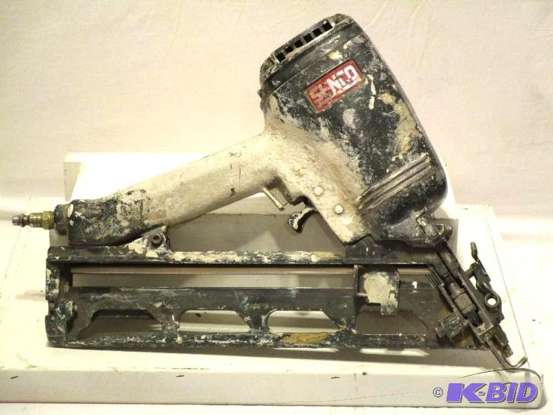 lot 114 image: Senco SFN40K 15-Gauge Finish Nailer