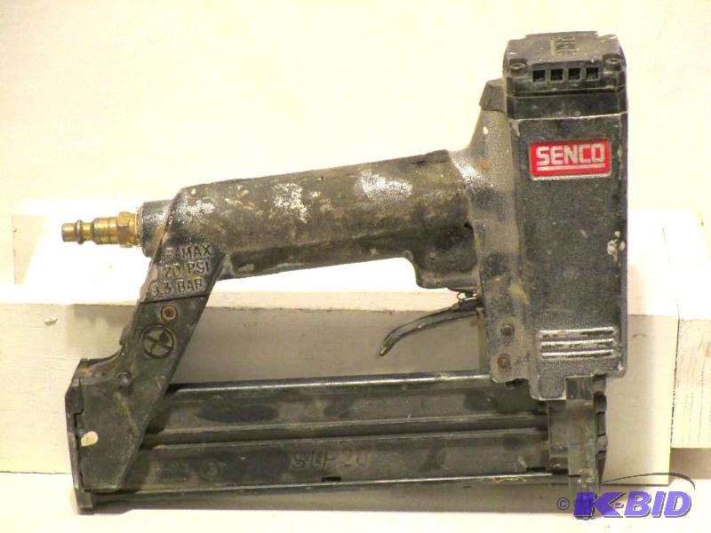 lot 115 image: Senco SLP20 58-Inch to 1-58-Inch 18-Gauge Brad Nailer