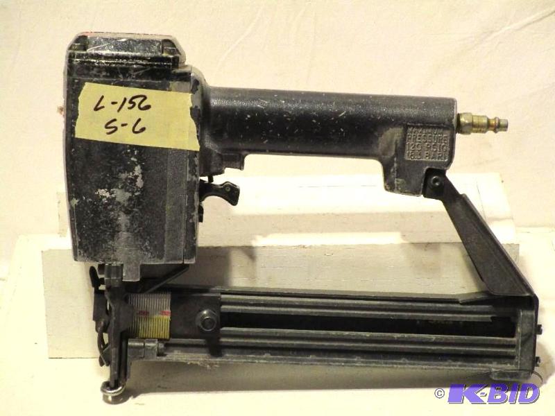 lot 156 image: Senco SKS-N 78 to 1-12 Medium Crown 16 Gauge Heavy Wire Stapler (300084N