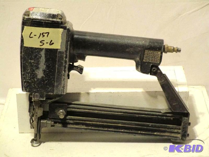 lot 157 image: Senco SKS-N 78 to 1-12 Medium Crown 16 Gauge Heavy Wire Stapler (300084N