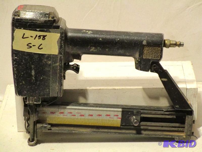 lot 158 image: Senco SKS-N 78 to 1-12 Medium Crown 16 Gauge Heavy Wire Stapler (300084N
