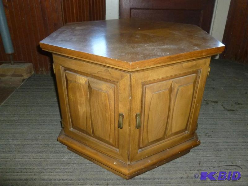 Nice solid wood end table cabinet that measur...