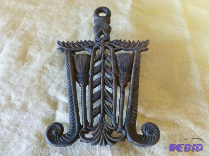 Vintage cast iron hot pan trivet that measure...