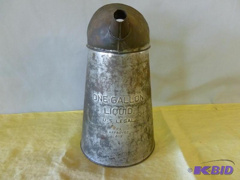 Vintage PA. Approved 613 one gallon metal oil...