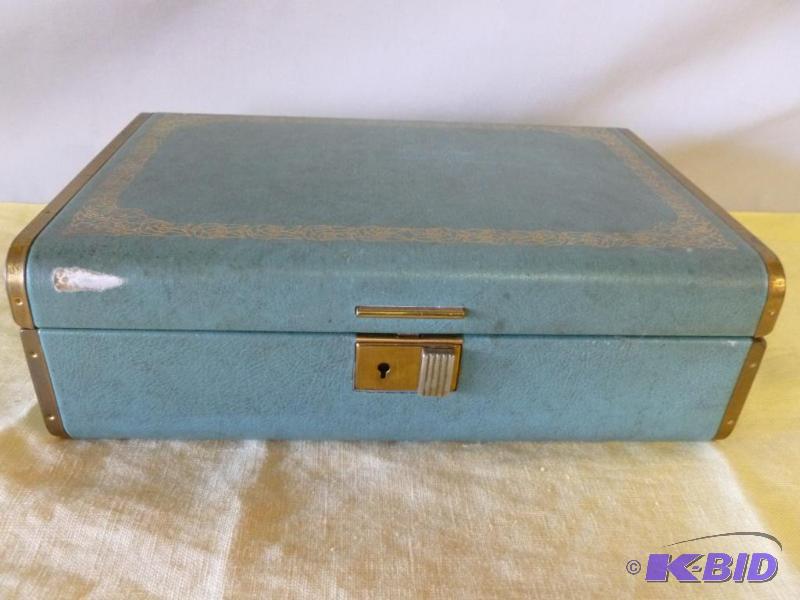 Vintage felt lined hard shell jewelry Box tha...