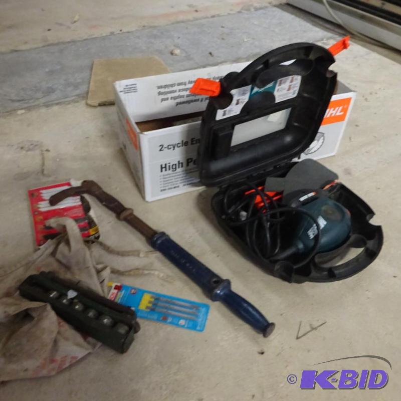 lot 58 image: Nail puller. Black and Decker mouse sander po...