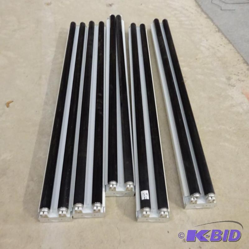 lot 59 image: 5 fluorescent lights. Black bulbs. 48"...