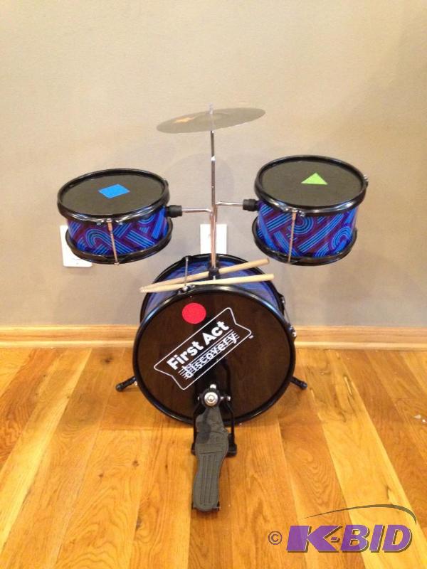 lot 25 image: First Act Discovery Kids Drumset with Drum Sticks