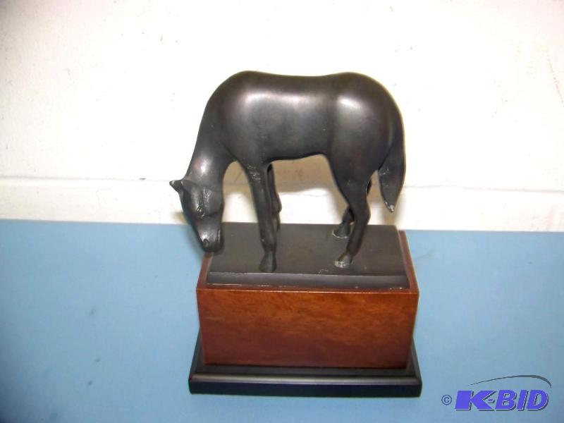 lot 36 image: Horse Trophy with blank, wood Base