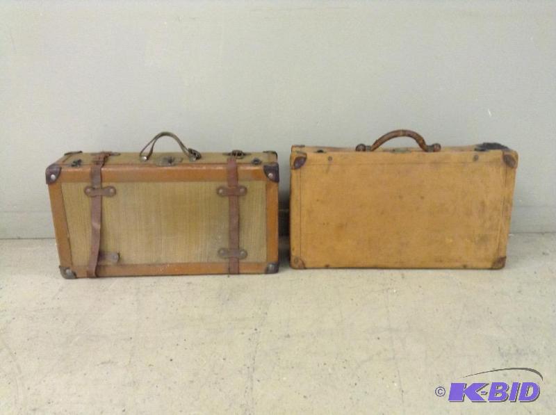 lot 1 image: Lot of two vintage suitcases