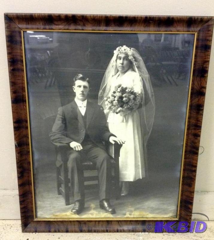 lot 10 image: Vintage wedding photo in frame.