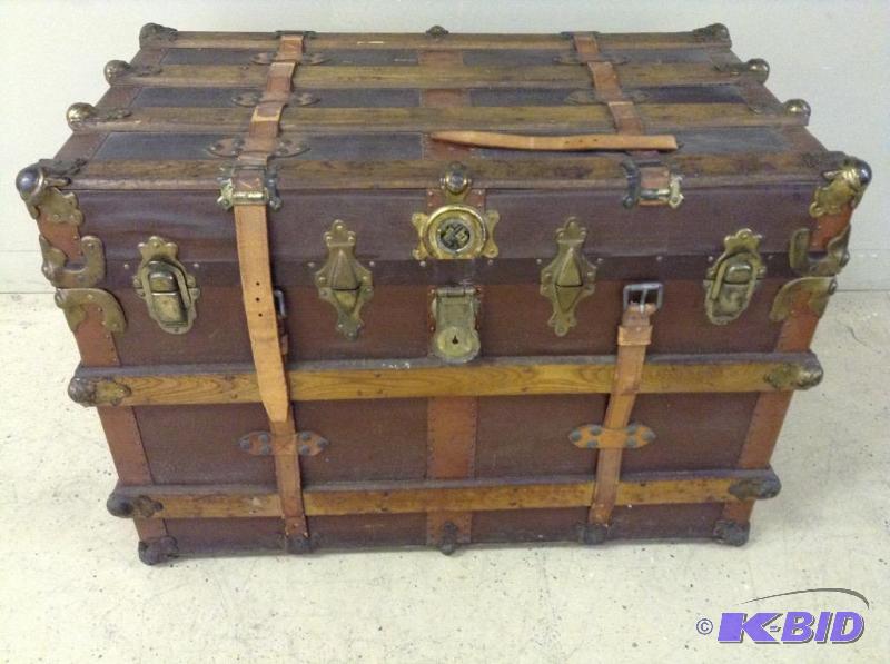 lot 16 image: Vintage steamer trunk