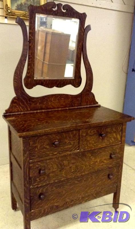 lot 18 image: Vintage four drawer dresser with swing mirror