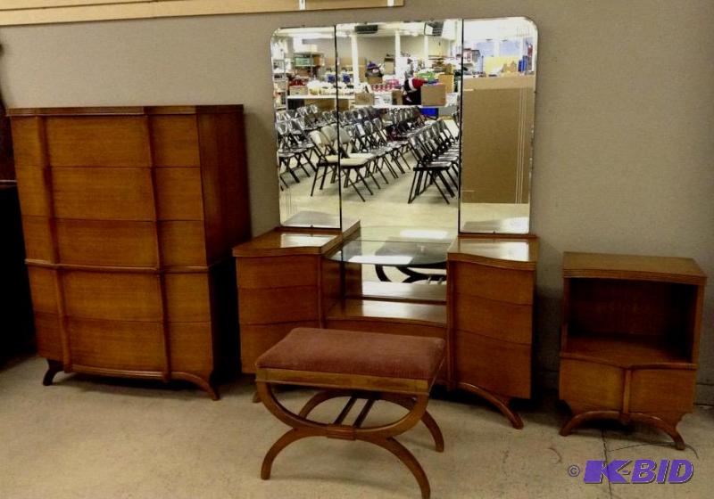 lot 19 image: Vintage Five piece bedroom set-Asian influence