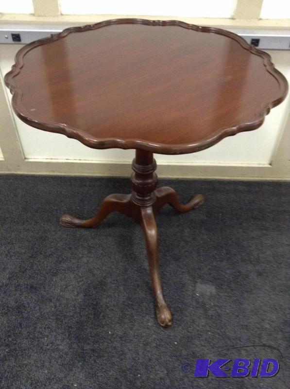 lot 20 image: Pedestal Side Table