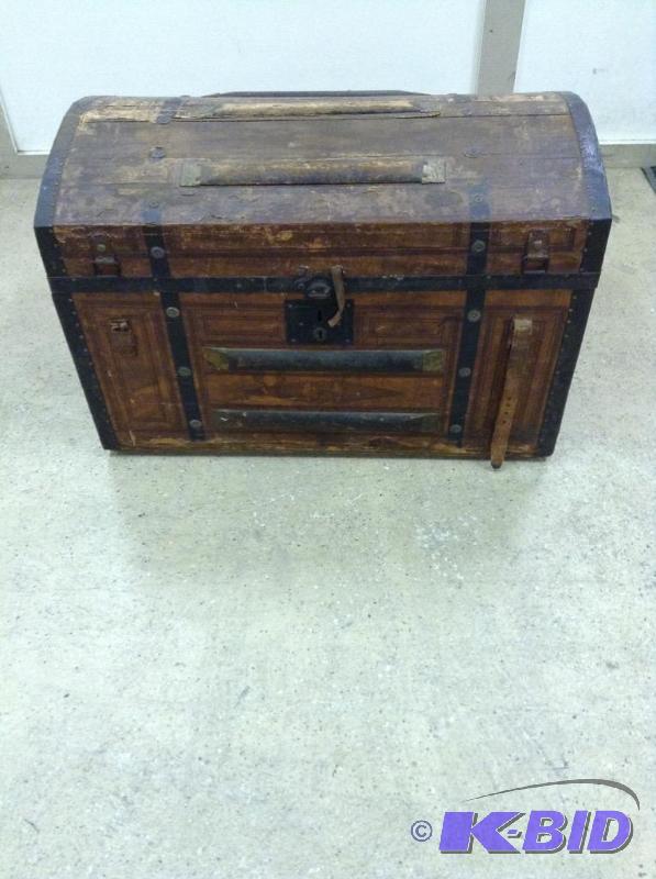 lot 22 image: Vintage Steamer trunk