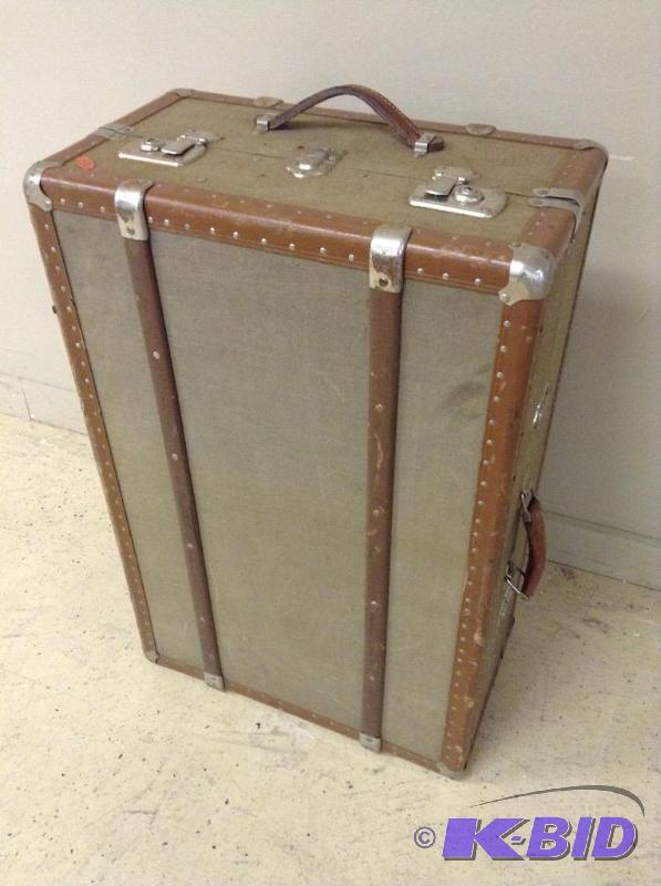 lot 4 image: Vintage Large wardrobe suitcase
