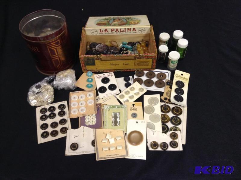 lot 40 image: Lot of Vintage Buttons