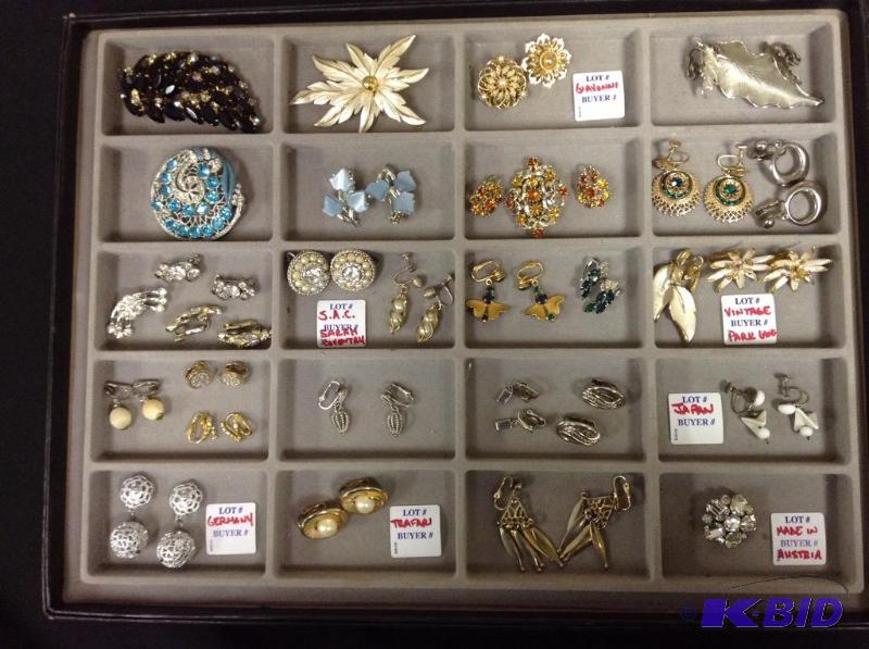 lot 45 image: Lot of vintagecostume jewerly