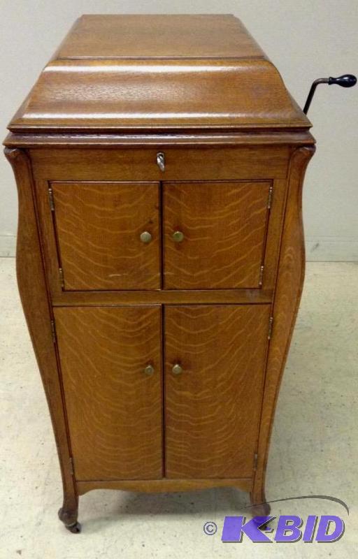 lot 6 image: Vintage Victrola by Victor Talking Machine company with accessories
