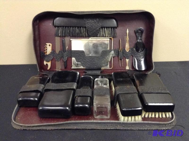 lot 62 image: Vintage Gentlemans traveling set