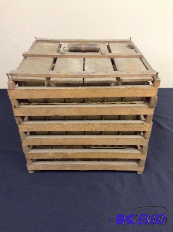 lot 65 image: Vintage wood egg crate with lid and dividers