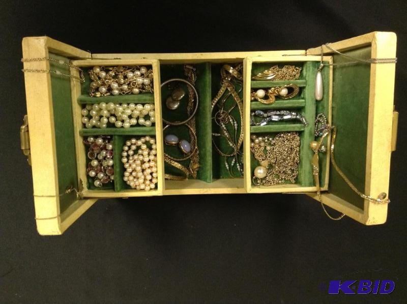 lot 67 image: Lot of vintagecostume jewelry and jewelry box