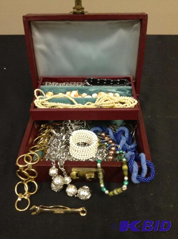 lot 74 image: Vintage jewelry box with vintagecostume jewelery