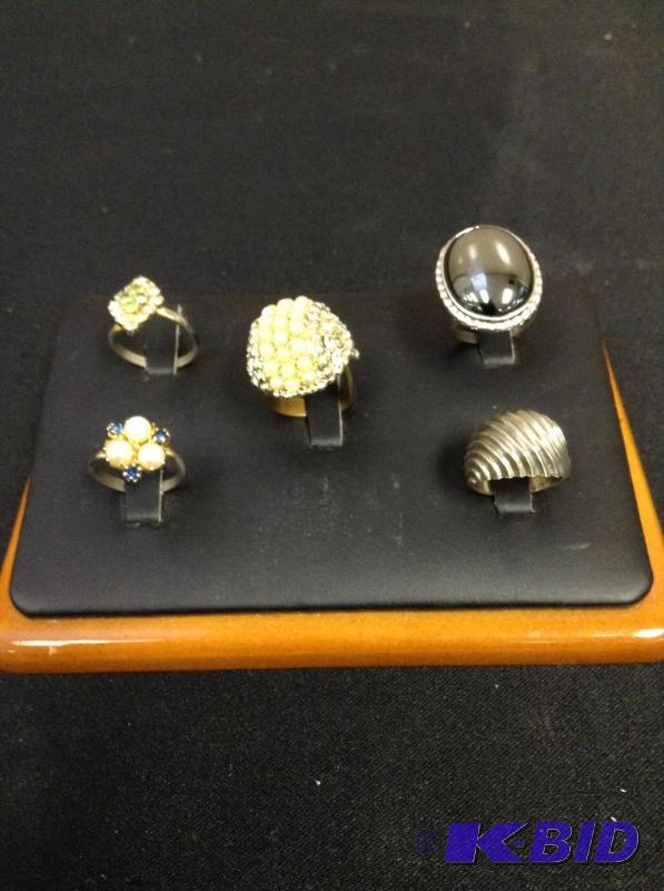 lot 76 image: Lot of vintage costume rings