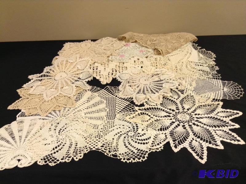 lot 78 image: Lot of various crocheted items