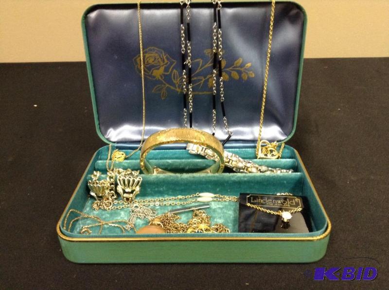 lot 81 image: Vintage Small jewelry box with costume jewelry