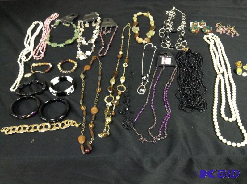 lot 100 image: Lot of costume jewelry - most are new