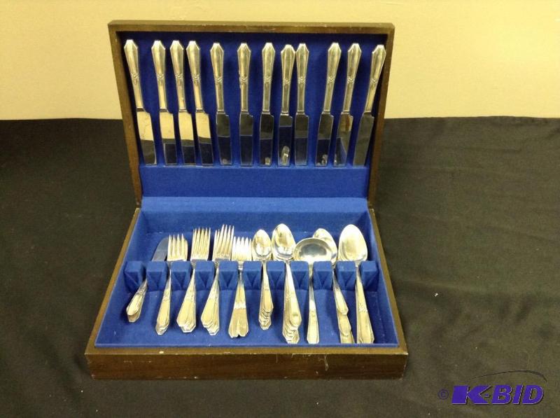 lot 101 image: 72 Piece Hiawatha Flatware Set In Chest