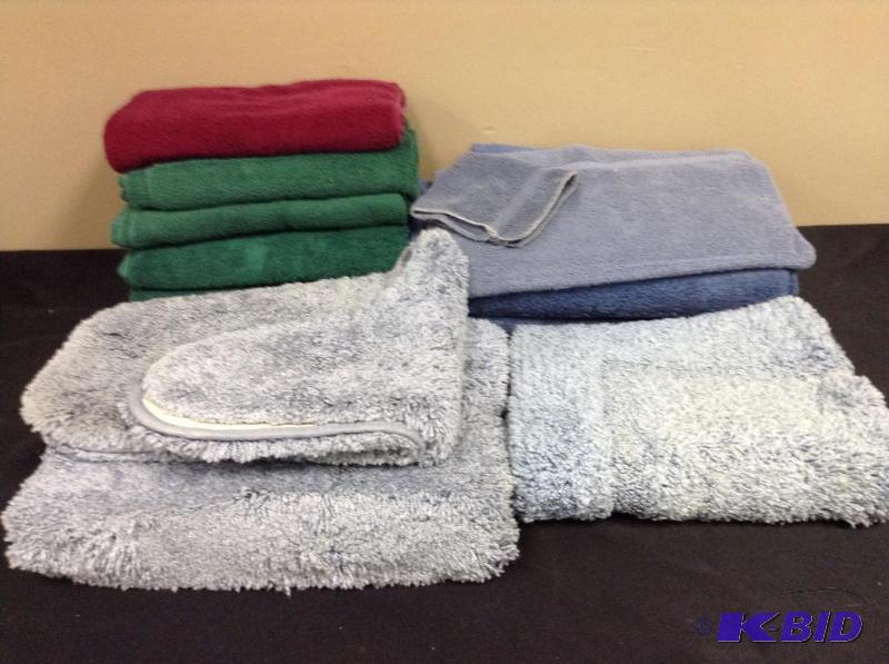 lot 171 image: Lot of bath mats, bath towels and a washcloth
